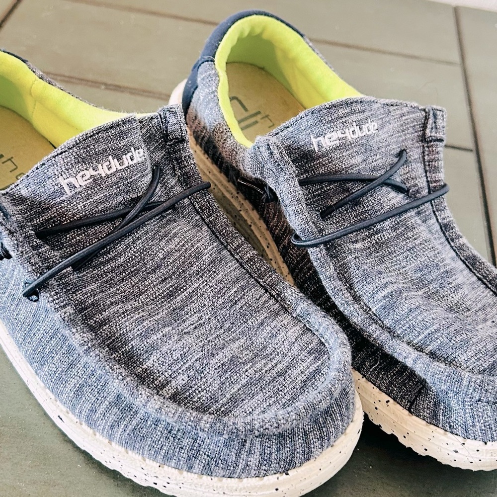 Big kids Hey Dudes size 4-5